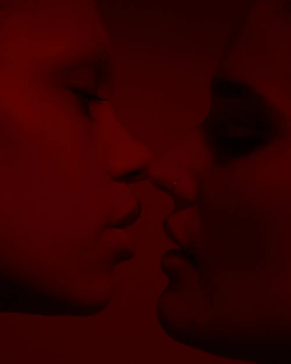 Rollout poster: two faces almost touching, MUR set across the lower third in red